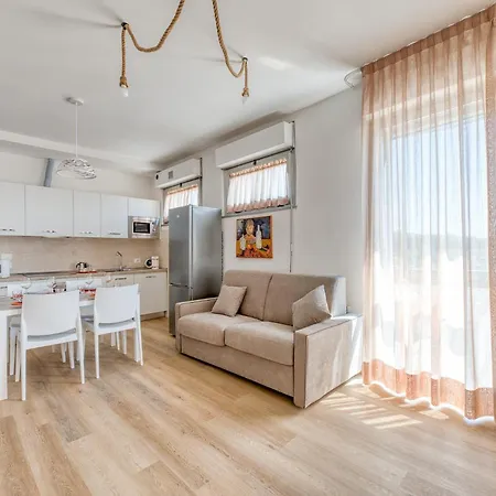 Guesthost - Carpine - Cozy Flat In *