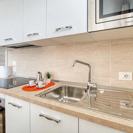 Guesthost - Carpine - Cozy Flat In