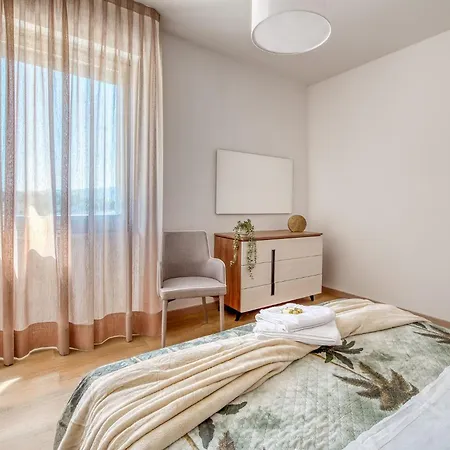 Guesthost - Carpine - Cozy Flat In *